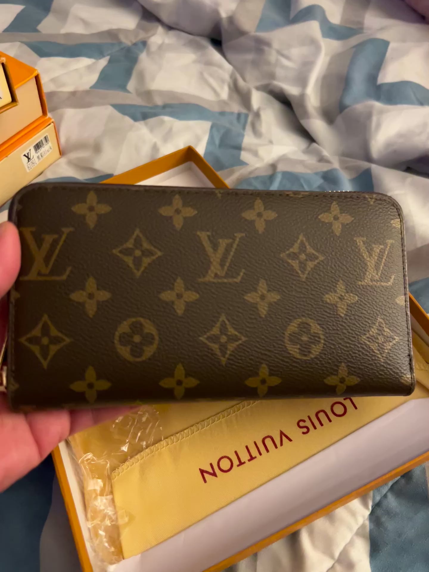 Single zipper wallet